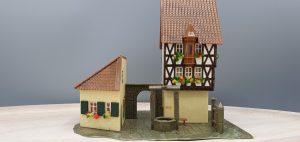faller b 934 fachwerkhaus mit geschäft und brunnen