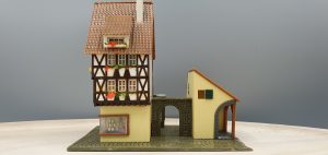 faller b 934 fachwerkhaus mit geschäft und brunnen